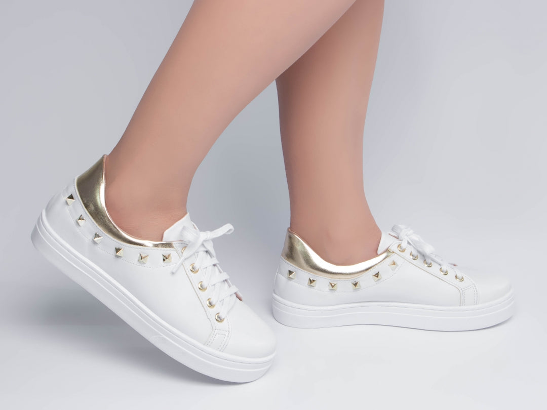 Tênis Feminino Branco com Detalhes em Spike: Estilo e Atitude