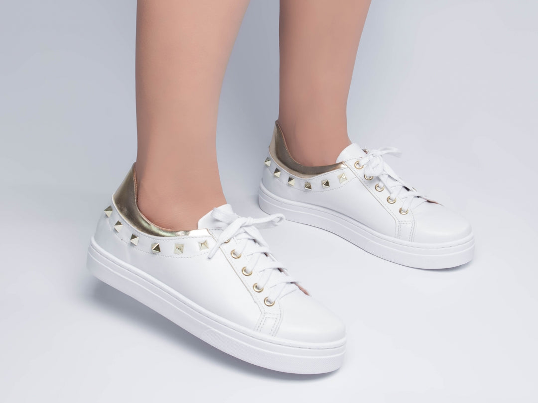 Tênis Feminino Branco com Detalhes em Spike: Estilo e Atitude