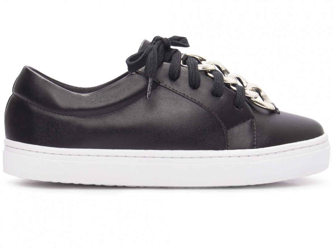 Tênis Preto com Detalhe de Corrente: Estilo e Elegância